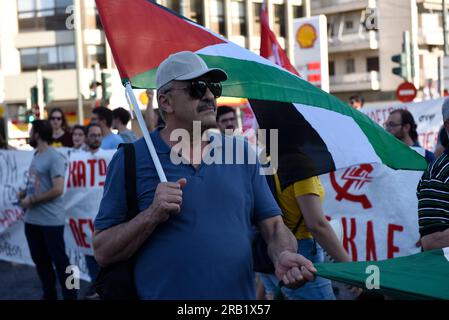 Athènes, Grèce. 6 juillet 2023. Les manifestants crient des slogans contre Israël et les États-Unis et brandissent des drapeaux palestiniens. Des Palestiniens et des gauchistes en solidarité avec eux ont organisé une manifestation devant l'ambassade israélienne au sujet de la récente attaque contre Djénine. (Image de crédit : © Nikolas Georgiou/ZUMA Press Wire) USAGE ÉDITORIAL SEULEMENT! Non destiné à UN USAGE commercial ! Banque D'Images