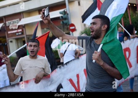 Athènes, Grèce. 6 juillet 2023. Les manifestants crient des slogans contre Israël et les États-Unis et brandissent des drapeaux palestiniens. Des Palestiniens et des gauchistes en solidarité avec eux ont organisé une manifestation devant l'ambassade israélienne au sujet de la récente attaque contre Djénine. (Image de crédit : © Nikolas Georgiou/ZUMA Press Wire) USAGE ÉDITORIAL SEULEMENT! Non destiné à UN USAGE commercial ! Banque D'Images