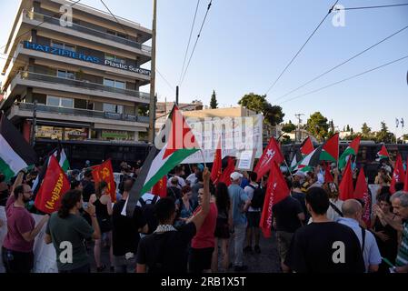 Athènes, Grèce. 6 juillet 2023. Les manifestants crient des slogans contre Israël et les États-Unis et brandissent des drapeaux palestiniens. Des Palestiniens et des gauchistes en solidarité avec eux ont organisé une manifestation devant l'ambassade israélienne au sujet de la récente attaque contre Djénine. (Image de crédit : © Nikolas Georgiou/ZUMA Press Wire) USAGE ÉDITORIAL SEULEMENT! Non destiné à UN USAGE commercial ! Banque D'Images