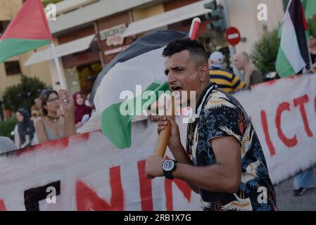 Athènes, Grèce. 6 juillet 2023. Les manifestants crient des slogans contre Israël et les États-Unis et brandissent des drapeaux palestiniens. Des Palestiniens et des gauchistes en solidarité avec eux ont organisé une manifestation devant l'ambassade israélienne au sujet de la récente attaque contre Djénine. (Image de crédit : © Nikolas Georgiou/ZUMA Press Wire) USAGE ÉDITORIAL SEULEMENT! Non destiné à UN USAGE commercial ! Banque D'Images