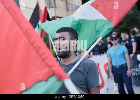 Athènes, Grèce. 6 juillet 2023. Les manifestants crient des slogans contre Israël et les États-Unis et brandissent des drapeaux palestiniens. Des Palestiniens et des gauchistes en solidarité avec eux ont organisé une manifestation devant l'ambassade israélienne au sujet de la récente attaque contre Djénine. (Image de crédit : © Nikolas Georgiou/ZUMA Press Wire) USAGE ÉDITORIAL SEULEMENT! Non destiné à UN USAGE commercial ! Banque D'Images