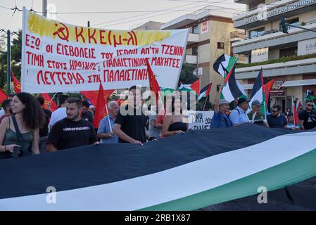 Athènes, Grèce. 6 juillet 2023. Les manifestants crient des slogans contre Israël et les États-Unis et brandissent des drapeaux palestiniens. Des Palestiniens et des gauchistes en solidarité avec eux ont organisé une manifestation devant l'ambassade israélienne au sujet de la récente attaque contre Djénine. (Image de crédit : © Nikolas Georgiou/ZUMA Press Wire) USAGE ÉDITORIAL SEULEMENT! Non destiné à UN USAGE commercial ! Banque D'Images