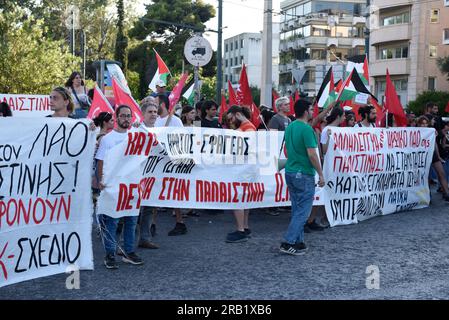 Athènes, Grèce. 6 juillet 2023. Les manifestants crient des slogans contre Israël et les États-Unis et brandissent des drapeaux palestiniens. Des Palestiniens et des gauchistes en solidarité avec eux ont organisé une manifestation devant l'ambassade israélienne au sujet de la récente attaque contre Djénine. (Image de crédit : © Nikolas Georgiou/ZUMA Press Wire) USAGE ÉDITORIAL SEULEMENT! Non destiné à UN USAGE commercial ! Banque D'Images