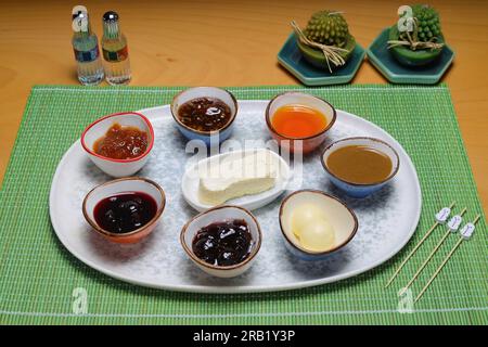 Table du petit déjeuner turc. Pâtisseries, légumes, légumes verts, olives, fromages, œufs au plat, confitures, miel, thé en pot de cuivre et verres à tulipes, composition large Banque D'Images