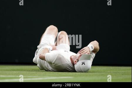 Andy Murray apparaît blessé lors de son match contre Stefanos Tsitsipas le quatrième jour des Championnats de Wimbledon 2023 au All England Lawn tennis and Croquet Club à Wimbledon. Date de la photo : jeudi 6 juillet 2023. Banque D'Images