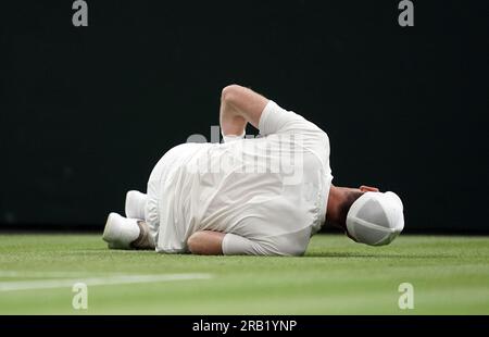 Andy Murray apparaît blessé lors de son match contre Stefanos Tsitsipas le quatrième jour des Championnats de Wimbledon 2023 au All England Lawn tennis and Croquet Club à Wimbledon. Date de la photo : jeudi 6 juillet 2023. Banque D'Images