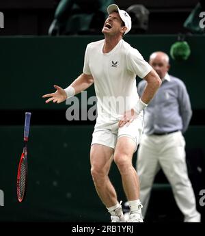 Andy Murray apparaît blessé lors de son match contre Stefanos Tsitsipas le quatrième jour des Championnats de Wimbledon 2023 au All England Lawn tennis and Croquet Club à Wimbledon. Date de la photo : jeudi 6 juillet 2023. Banque D'Images