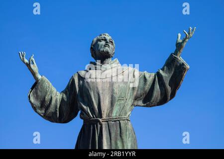 NAPLES, ITALIE - 22 AVRIL 2023 : la statue de bronze de St. François d'Assise près de l'église Basilique dell'Incoronata Madre del Buon Consiglio de 20. Banque D'Images