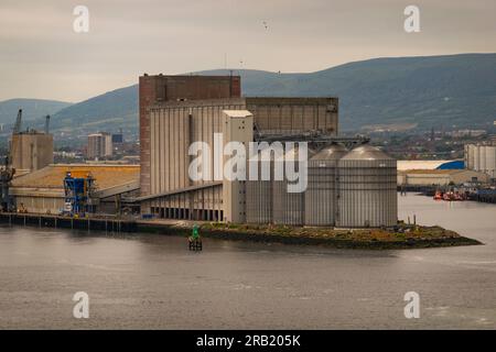 Belfast, Irlande du Nord, Royaume-Uni. 7 juin 2023. Silos et bâtiments de stockage sur la rivière Lagan, port de Belfast Banque D'Images