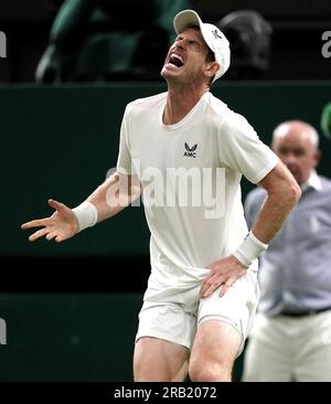 Andy Murray apparaît blessé lors de son match contre Stefanos Tsitsipas le quatrième jour des Championnats de Wimbledon 2023 au All England Lawn tennis and Croquet Club à Wimbledon. Date de la photo : jeudi 6 juillet 2023. Banque D'Images