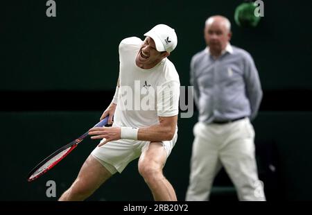 Andy Murray apparaît blessé lors de son match contre Stefanos Tsitsipas le quatrième jour des Championnats de Wimbledon 2023 au All England Lawn tennis and Croquet Club à Wimbledon. Date de la photo : jeudi 6 juillet 2023. Banque D'Images