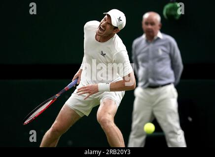 Andy Murray apparaît blessé lors de son match contre Stefanos Tsitsipas le quatrième jour des Championnats de Wimbledon 2023 au All England Lawn tennis and Croquet Club à Wimbledon. Date de la photo : jeudi 6 juillet 2023. Banque D'Images