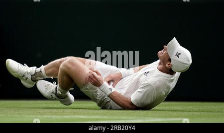 Andy Murray apparaît blessé lors de son match contre Stefanos Tsitsipas le quatrième jour des Championnats de Wimbledon 2023 au All England Lawn tennis and Croquet Club à Wimbledon. Date de la photo : jeudi 6 juillet 2023. Banque D'Images