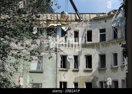 Lviv, Ukraine. 06 juillet 2023. Vue d'un immeuble endommagé. Les Russes ont lancé une attaque de missiles sur l'Ukraine. L'ennemi a lancé des missiles Kalibr depuis la mer Noire. À la suite de l'attaque de missiles russes sur Lviv, un immeuble d'appartements a été endommagé. Les 3e et 4e étages de deux entrées ont été détruits. Jusqu'à présent, quatre personnes sont mortes et le nombre de blessés est passé à 34. (Photo Mykola TYS/SOPA Images/Sipa USA) crédit : SIPA USA/Alamy Live News Banque D'Images