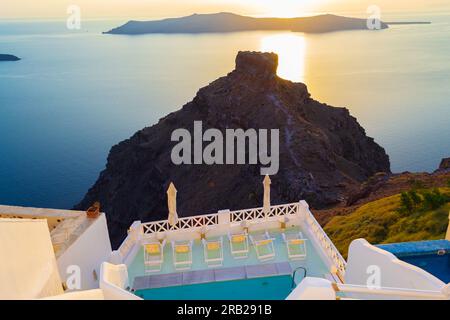 Piscine de villégiature de l'hôtel haut de gamme sur le bord de la falaise de Caldera à Imerovigli, Santorin-un endroit incroyable, magique avec magnifique, coucher de soleil légendaire Banque D'Images