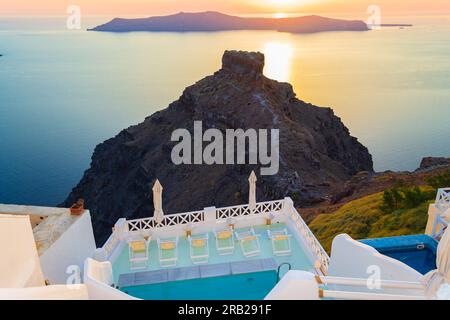 Piscine de villégiature de l'hôtel haut de gamme sur le bord de la falaise de Caldera à Imerovigli, Santorin-un endroit incroyable, magique avec magnifique, coucher de soleil légendaire Banque D'Images