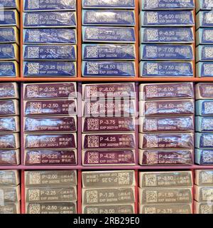 Rangées de diverses boîtes jetables de lentilles de contact de prescription pour l'astigmatisme dans différentes couleurs dans un dépanneur local à Taipei, Taiwan. Banque D'Images