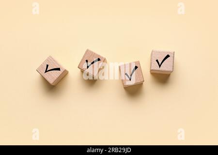 Cubes en bois avec des coches sur fond clair Banque D'Images