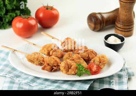 Cuisine japonaise, poulet frit Karaage en brochette de bambou Banque D'Images