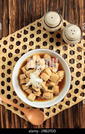 Vue de dessus Sichuan Mapo dofu ou Mapo tofu avec viande hachée de bœuf de porc et piment, nourriture chinoise épicée Banque D'Images