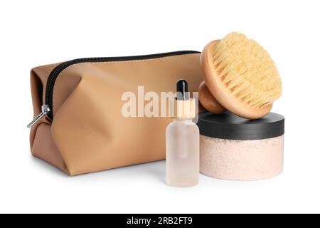 Préparation pour spa. Trousse de toilette compacte et différents produits cosmétiques isolés sur blanc Banque D'Images