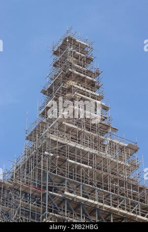 Réaménagement d'un ancien bâtiment situé sur le front de mer à la Valette, Malte, donnant sur l'île de Manoel, avril 2023. Banque D'Images