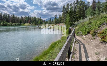 Parc national Banff, Alberta, Canada – le 05 juillet 2023 : les gens se détendent sur la rive du lac Johnson Banque D'Images