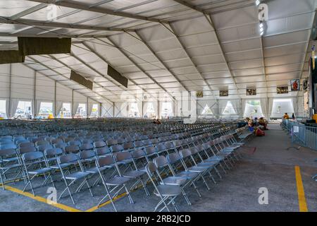 NEW ORLEANS, LA, USA - 4 MAI 2023 : une tente Blues presque vide sur le terrain du Festival de Jazz et du Patrimoine de la Nouvelle-Orléans avant le départ Banque D'Images