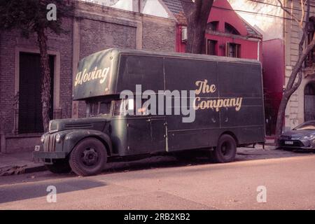 Un vieux camion d'une entreprise de déménagement dans la rue Honduras, Palermo, Buenos Aires Banque D'Images