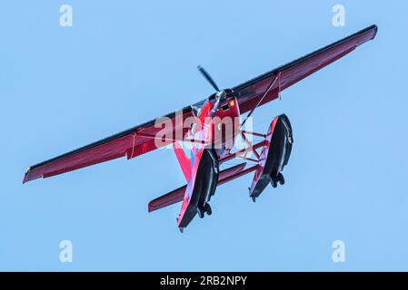 Gros plan téléobjectif net d'un avion atterrissant à Victoria, Colombie-Britannique, Canada Banque D'Images