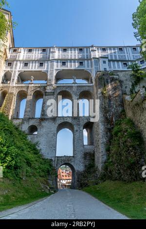 Un pont unique de cinq étages sur un fossé profond sculpté datant de 1764 relie le château supérieur de Cesky Krumlov au théâtre du château et aux jardins. Banque D'Images