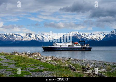 HOMER, AK, États-Unis – 30 MAI 2023 : Katchemak Bay, MV Tustumena ferry pour passagers, faisant partie du réseau routier maritime de l'Alaska Banque D'Images