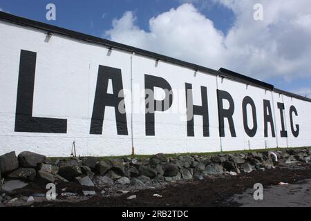 Grand panneau sur le côté de l'entrepôt de la distillerie Laphroaig sur l'île d'Islay, Argyll et Bute, Écosse Banque D'Images