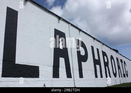 Grand panneau sur le côté de l'entrepôt de la distillerie Laphroaig sur l'île d'Islay, Argyll et Bute, Écosse Banque D'Images