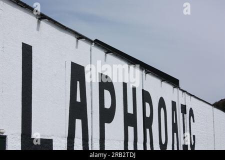 Grand panneau sur le côté de l'entrepôt de la distillerie Laphroaig sur l'île d'Islay, Argyll et Bute, Écosse Banque D'Images