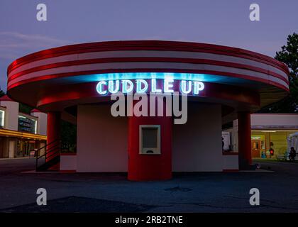 Pavillon Cuddle Up avec enseigne au néon allumée la nuit, Glen Echo Park, MD, États-Unis Banque D'Images
