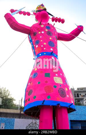 Ravnans étant enflammé pendant le festival de Dussera à ramleela Ground à Delhi, en Inde, Grande statue de Ravana pour obtenir le feu pendant la Foire de Dussera pour célébrer Banque D'Images