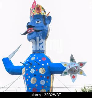 Ravnans étant enflammé pendant le festival de Dussera à ramleela Ground à Delhi, en Inde, Grande statue de Ravana pour obtenir le feu pendant la Foire de Dussera pour célébrer Banque D'Images