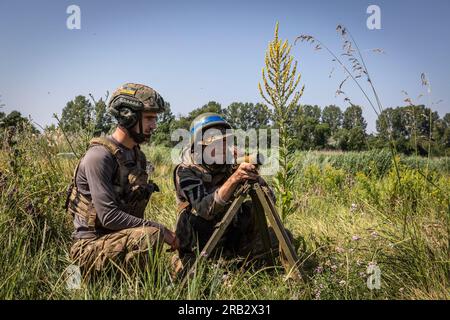 Soldats de la brigade d'infanterie de la marine ukrainienne 35 effectuant un entraînement au mortier dans un lieu inconnu de l'oblast de Donetsk. La 35e brigade d'infanterie de marine ukrainienne a effectué une section d'entraînement au mortier, comme rage contre-offensive à travers les lignes de front. Le président ukrainien Volodymyr Zelenskyy a déclaré plus tôt dans une interview que la contre-offensive ne se déroule pas comme prévu, accusant les nations occidentales de ne pas fournir d'armes et de fournitures à temps. L'analyste militaire autrichien, le colonel Markus Reisner, a déclaré à une chaîne d'information allemande que la phase 1 de la contre-offensive de Ukraineís est un échec dû à l'utilisation de l' Ukraine Banque D'Images