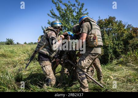 Des soldats ukrainiens de la Brigade d’infanterie de marine 35 déploient un mortier lors d’une section d’entraînement dans un lieu inconnu de l’oblast de Donetsk. La 35e brigade d'infanterie de marine ukrainienne a effectué une section d'entraînement au mortier, comme rage contre-offensive à travers les lignes de front. Le président ukrainien Volodymyr Zelenskyy a déclaré plus tôt dans une interview que la contre-offensive ne se déroule pas comme prévu, accusant les nations occidentales de ne pas fournir d'armes et de fournitures à temps. L'analyste militaire autrichien, le colonel Markus Reisner, a déclaré à une chaîne d'information allemande que la phase 1 de la contre-offensive de Ukraineís est un échec dû à Banque D'Images