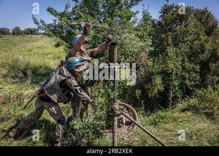 Des soldats de la Brigade d'infanterie de marine 35 ont été vus couvrant le mortier avec des branches dans un endroit inconnu dans l'oblast de Donetsk. La 35e brigade d'infanterie de marine ukrainienne a effectué une section d'entraînement au mortier, comme rage contre-offensive à travers les lignes de front. Le président ukrainien Volodymyr Zelenskyy a déclaré plus tôt dans une interview que la contre-offensive ne se déroule pas comme prévu, accusant les nations occidentales de ne pas fournir d'armes et de fournitures à temps. L'analyste militaire autrichien, le colonel Markus Reisner, a déclaré à une chaîne d'information allemande que la phase 1 de la contre-offensive de Ukraineís était un échec dû à l'utilisation de l'Ukraine Banque D'Images