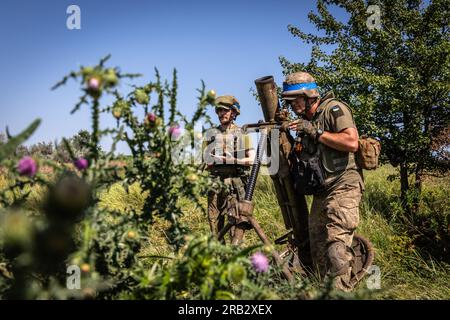 Soldats de la brigade 35 d'infanterie de la marine ukrainienne effectuant une section d'entraînement au mortier dans un lieu inconnu dans l'oblast de Donetsk. La 35e brigade d'infanterie de marine ukrainienne a effectué une section d'entraînement au mortier, comme rage contre-offensive à travers les lignes de front. Le président ukrainien Volodymyr Zelenskyy a déclaré plus tôt dans une interview que la contre-offensive ne se déroule pas comme prévu, accusant les nations occidentales de ne pas fournir d'armes et de fournitures à temps. L'analyste militaire autrichien, le colonel Markus Reisner, a déclaré à une chaîne d'information allemande que la phase 1 de la contre-offensive de Ukraineís est un échec dû à l'Ukraine Banque D'Images