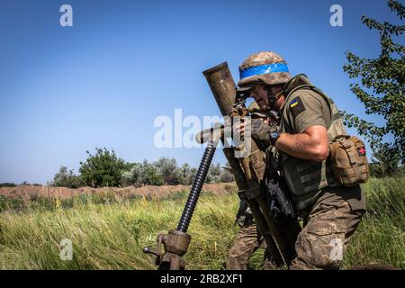 Soldats de la brigade d'infanterie de marine 35 effectuant un entraînement au mortier dans un lieu inconnu de l'oblast de Donetsk. La 35e brigade d'infanterie de marine ukrainienne a effectué une section d'entraînement au mortier, comme rage contre-offensive à travers les lignes de front. Le président ukrainien Volodymyr Zelenskyy a déclaré plus tôt dans une interview que la contre-offensive ne se déroule pas comme prévu, accusant les nations occidentales de ne pas fournir d'armes et de fournitures à temps. L'analyste militaire autrichien, le colonel Markus Reisner, a déclaré à une chaîne d'information allemande que la phase 1 de la contre-offensive de Ukraineís est un échec dû à l'utilisation par l'Ukraine de l'OTAN WEA Banque D'Images