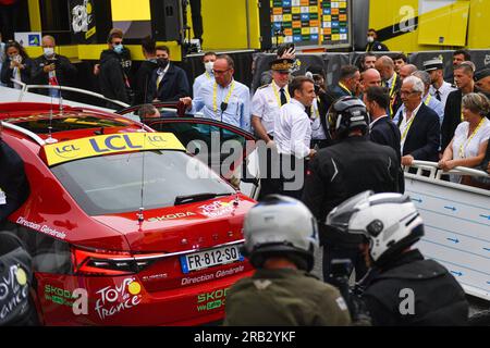 Cauterets Cambasque, France. 06 juillet 2023. Le président français Emmanuel Macron arrive à la ligne d'arrivée de la sixième étape du 110e Tour de France cycliste sur 144,9 kilomètres (90 miles) avec départ à Tarbes et arrivée à Cauterets-Cambasque, France, le jeudi 6 juillet 2023. Photo jeep.vidon/Pool/ABACAPRESS.COM crédit : Abaca Press/Alamy Live News Banque D'Images