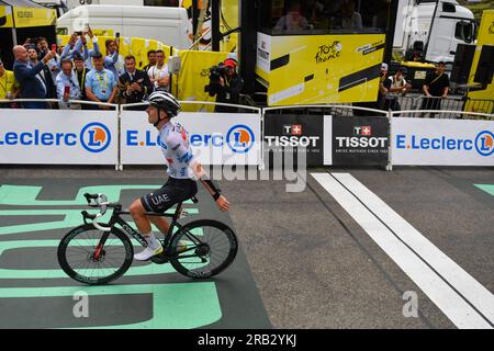 Cauterets Cambasque, France. 06 juillet 2023. Tadej Pogacar de Slovénie, de l'équipe Emirates des Émirats franchit la ligne d'arrivée pour remporter la sixième étape de la 110e course cycliste du Tour de France sur 144,9 kilomètres (90 miles) avec départ à Tarbes et arrivée à Cauterets-Cambasque, France, jeudi 6 juillet 2023. Photo jeep.vidon/Pool/ABACAPRESS.COM crédit : Abaca Press/Alamy Live News Banque D'Images