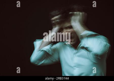 schizophrène résumé portrait flou d'un homme avec des troubles mentaux et des maladies mentales sur fond sombre Banque D'Images