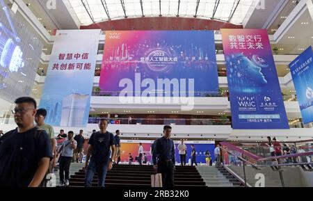 Shanghai, Chine. 07 juillet 2023. SHANGHAI, CHINE - 6 JUILLET 2023 - des citoyens visitent la Conférence mondiale sur l'intelligence artificielle 2023, le 6 juillet 2023, Shanghai, Chine. (Photo Costfoto/NurPhoto) crédit : NurPhoto SRL/Alamy Live News Banque D'Images