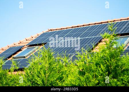 Toit de maison avec modules photovoltaïques. Maison de ferme historique avec panneaux solaires modernes sur le toit et le mur photo de haute qualité Banque D'Images