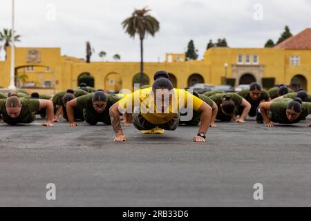 San Diego, Californie, États-Unis. 15 juin 2023. Nouveaux États-Unis Les Marines de la compagnie Echo, du 2e bataillon d'entraînement des recrues, exécutent des pompes avant une course de motivation au Marine corps Recruit Depot (MCRD) San Diego, le 15 juin 2023. La course motivationnelle est le dernier entraînement physique des Marines effectué au MCRD San Diego. Crédit : États-Unis Marines/ZUMA Press Wire/ZUMAPRESS.com/Alamy Live News Banque D'Images