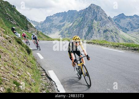 France. 06 juillet 2023. Photo Alex Whitehead/SWpix.com - 06/07/2023 - Cyclisme - Tour de France 2023 - étape 6 : Tarbes à Cauterets-Cambasque (144.9km) - Jonas Vingegaard de Jumbo-Visma descend le Col du Tourmalet crédit : SWpix/Alamy Live News Banque D'Images